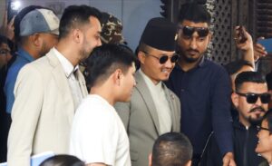 मुस्कुराउँदै मन्त्रालयबाट बाहिरिए सुदन गुरुङ