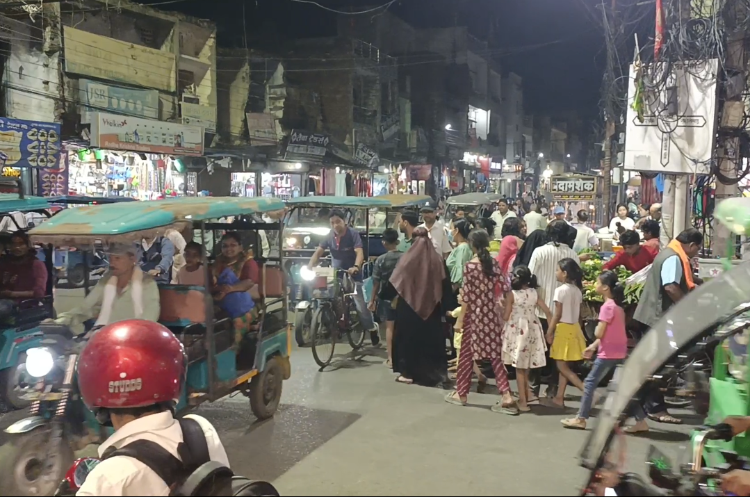 व्यस्त त्रिभुवन चोकमा ठेला पसलहरूको कब्जा : दुर्घटनाको जोखिम बढ्दो