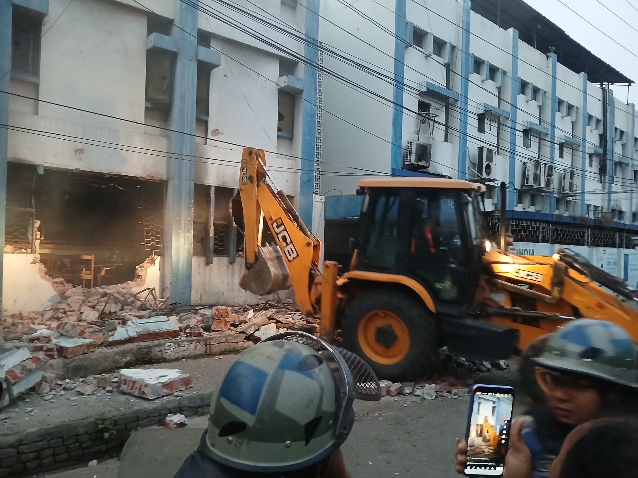 बिहानैदेखि चल्यो डोजर , अतिक्रमित संरचना धमाधम भत्काइँदै